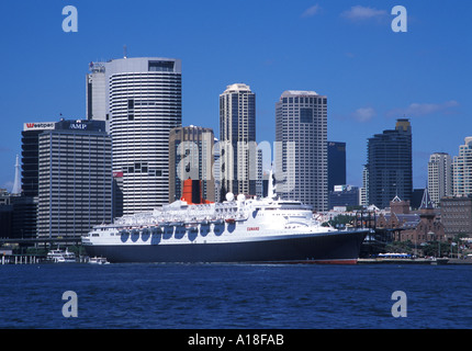 Königin Elizabeth die Sekunde im Hafen von Sydney Stockfoto