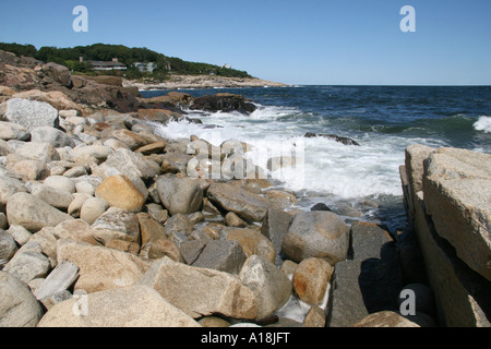 Wellen auf den Felsen am Cathedral Rocks, Rockport, Massachusetts, USA. Stockfoto