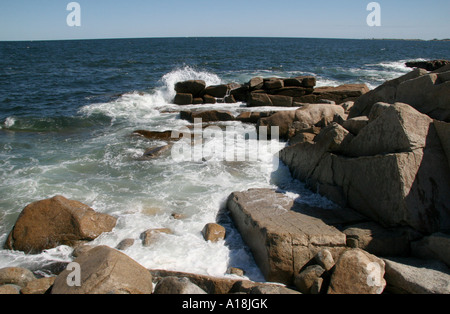 Wellen an der felsigen Küste der Kathedrale Felsen Rockport Massachusetts USA Stockfoto