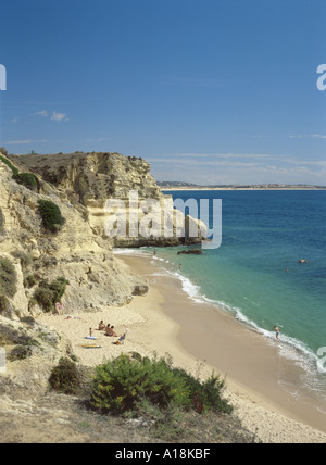 Portugal Algarve, kleine Bucht in der Nähe von Armacao de Pera, nur wenige Menschen am Strand Stockfoto