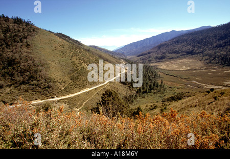 Bhutan Bumthang Talstraße stieg auf Yotang La Stockfoto