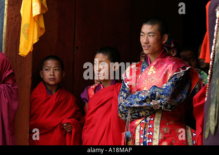 Bhutan Paro Festival Tsechu Mönche aus Tür beobachten Stockfoto