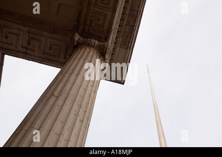 Das GPO gesetzt gegen das umstrittene Millenium Spike-Denkmal auf O' Connell Street in Dublin Irland Stockfoto