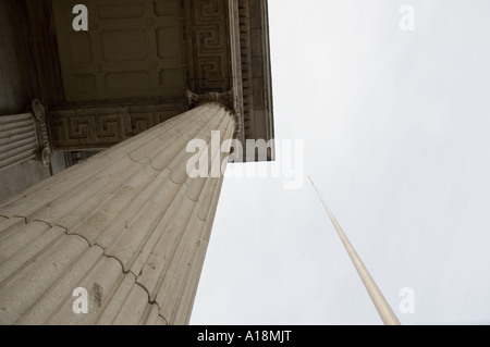 Das GPO gesetzt gegen das umstrittene Millenium Spike-Denkmal auf O' Connell Street in Dublin Irland Stockfoto