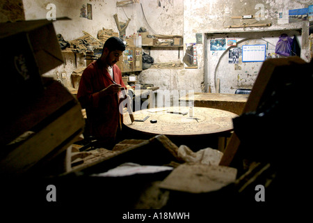 Marokko Essaouira Handwerker machen Intarsien-Tischplatte Stockfoto