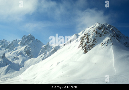 Courchevel Skigebiet im Winter auf der Piste mit alpinen Berggipfeln in frühen Morgensonne Trois Vallees Trois Vallées Frankreich Stockfoto