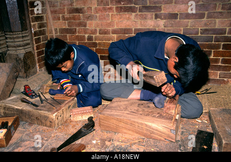 Nepal Bhaktapur Handwerk Lehrling Carver im Workshop zum Thema Tachupale Tole Stockfoto