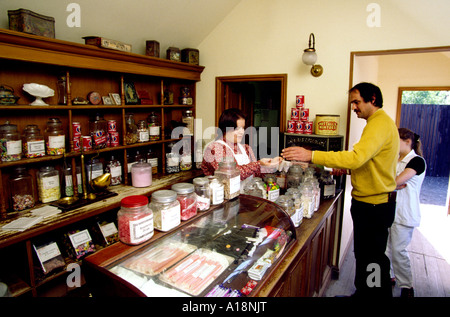 UK Shropshire Ironbridge Blists Hill Museum Besucher im Sweet Shop Stockfoto