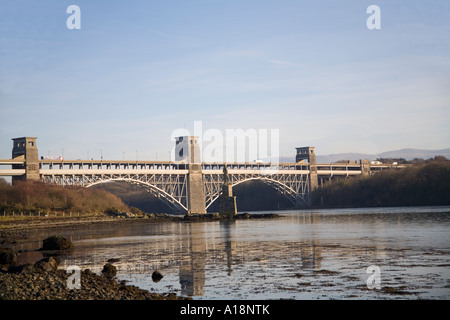 LLANFAIRPWLLGWYNGYLL ISLE OF ANGLESEY NORTH WALES UK Dezember The Britannia Road und Eisenbahnbrücke über die Menaistraße Stockfoto