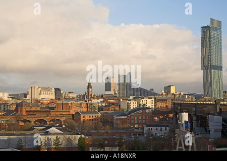 MANCHESTER ENGLAND UK Dezember Blick über die Dächer in die Innenstadt von einem neu errichteten Appartementhaus Stockfoto