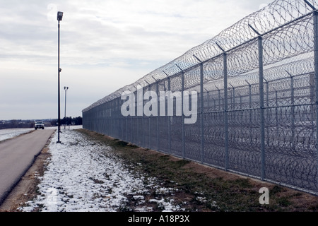 Umzäunung mit Patrouillen Fahrzeug für zusätzliche Sicherheit Tecumseh State Correctional Institution Tecumseh Nebraska USA Stockfoto