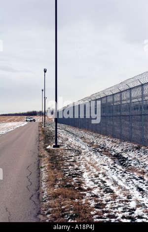 Umzäunung mit Patrouillen Fahrzeug für zusätzliche Sicherheit Tecumseh State Correctional Institution Tecumseh Nebraska USA Stockfoto