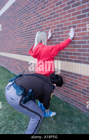 Junge, weibliche, von weiblichen Hilfssheriff Saline County Sheriffs Office verhaftet Nebraska Stockfoto