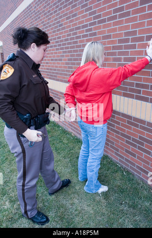 Junge, weibliche, von weiblichen Hilfssheriff Saline County Sheriffs Office verhaftet Nebraska Stockfoto