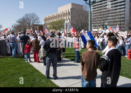 Nebraska State Trooper auf, als eine Demonstration für die Rechte der Einwanderer in Lincoln Nebraska weiter geht Stockfoto