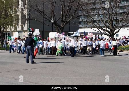 Lincoln-Polizei und Nebraska State Trooper, den Frieden zu bewahren, bei einer Demonstration für die Rechte der Einwanderer in Lincoln Nebraska Stockfoto