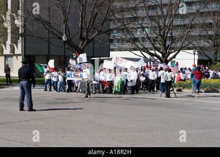 Lincoln-Polizei und Nebraska State Trooper, den Frieden zu bewahren, bei einer Demonstration für die Rechte der Einwanderer in Lincoln Nebraska Stockfoto