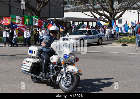 Lincoln-Polizei und Nebraska State Trooper, den Frieden zu bewahren, bei einer Demonstration für die Rechte der Einwanderer in Lincoln Nebraska Stockfoto