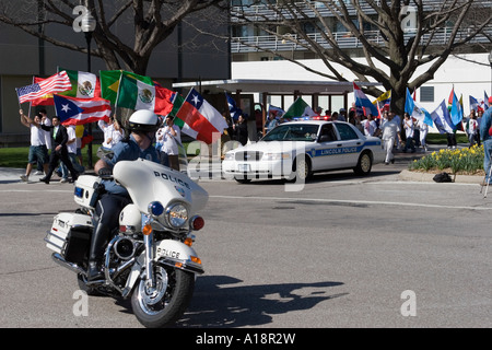 Lincoln-Polizei und Nebraska State Trooper, den Frieden zu bewahren, bei einer Demonstration für die Rechte der Einwanderer in Lincoln Nebraska 2006 Stockfoto