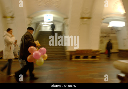 Menschen mit Luftballons in einer Station der Moskauer metro Stockfoto