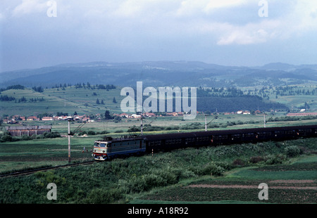 Personenzug Tirgu Mures in Siebenbürgen, Rumänien zu verlassen Stockfoto