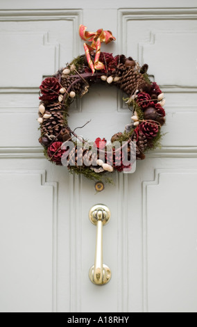 Adventskranz auf einer Haustür Stockfoto