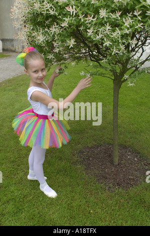 Junge polnische Balletttänzerin stehen unter einem kleinen Baum Stockfoto