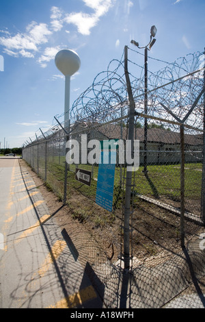 Umzäunung und Wasserturm an der Nebraska Correctional Center für Frauen in York Nebraska USA Stockfoto