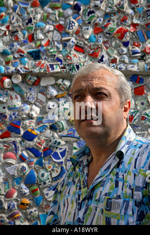 Türkischer Mann vor Tonscherben in Wand eingelassen. Sultanahmet, Istanbul, Türkei Stockfoto