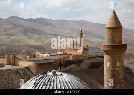 Männer bauen Dach auf Moschee vor Ishak Pascha Palast. Dogubeyazit, Agri, Türkei Stockfoto