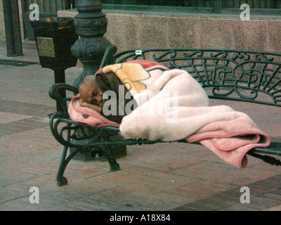 Obdachlose Menschen schlafen auf einer Bank am Heiligabend, Fuengirola, Costa Del Sol, Spanien Stockfoto