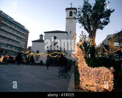 Weihnachtsbeleuchtung und Rentier, Plaza De La Constitución (Kirchplatz), Fuengirola, Andalusien, Spanien, Europa Stockfoto