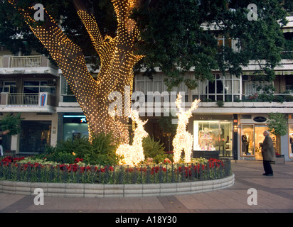 Blick auf Draht Greis gerahmt beleuchtete Rentiere unter einem Baum, Weihnachtsbeleuchtung, Plaza De La Constitución, Fuengirola, Stockfoto