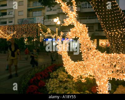 Beleuchtete Drahtrahmen Rentier, Weihnachtsbeleuchtung und Dekorationen, Plaza De La Constitución, Fuengirola, Andalusien, Spanien, Stockfoto