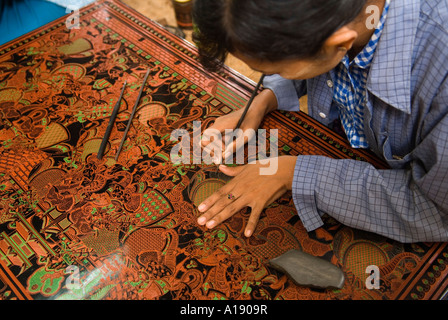 Frau arbeitet in einer Fabrik Laquerware Handwerk Myin Ka Ba Dorf Bagan Myanmar Burma Stockfoto