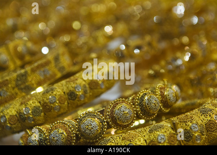 Abu Dhabi Vereinigte Arabische Emirate VAE Madinat Zayed Shopping Center Gold Center Nahaufnahme Detail von solid gold Armbänder Stockfoto