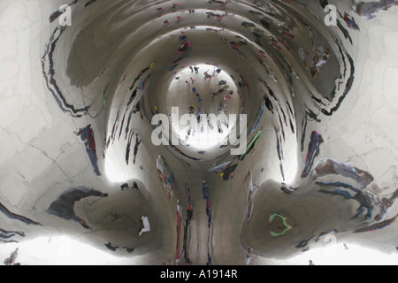 Reflexionen von Besuchern in die Cloud Gate Stahl Skulptur im Millenium Park, Downtown Chicago, Illinois Stockfoto