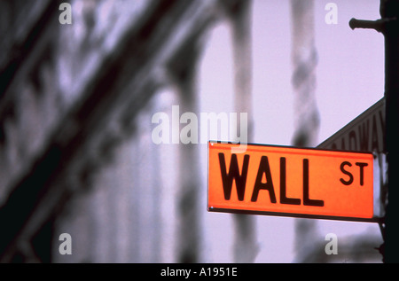 Blick auf die ÒWall StreetÓ Straßenschild an der Ecke Broadway und Wall Street in New York City New York Stockfoto