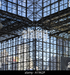 Blick in die Ferne NYC-Gebäude in der Innenstadt von Manhattan durch das Glas Innere des Jacob Javits Convention Center Stockfoto
