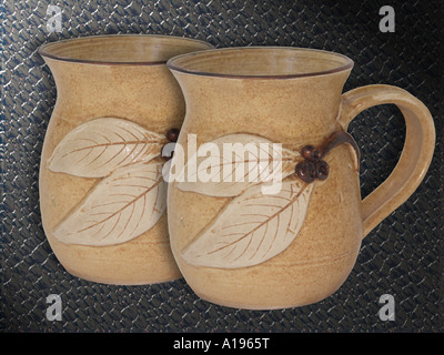 Zwei leichte farbige handgemachten Kaffee / Tee Tassen auf einem dunklen grau metallic Hintergrund Stockfoto