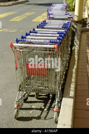 Eine Reihe von leeren Einkaufswagen / Warenkörbe in einem Einkaufszentrum-Parkhaus Stockfoto