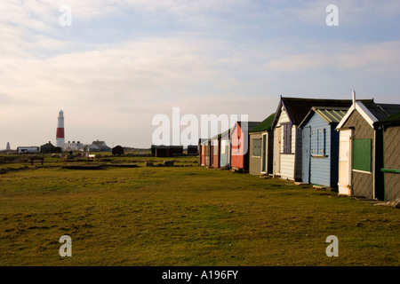 Linie der Strandhütten bei Portland Bill, Dorset, Großbritannien Stockfoto