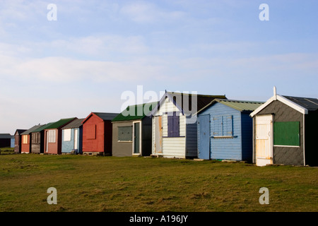 Linie der Strandhütten bei Portland Bill, Dorset, Großbritannien Stockfoto