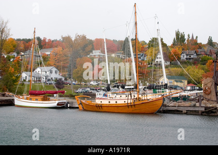Segelboote am Yachthafen rutscht verankert. Bayfield Wisconsin WI USA Stockfoto