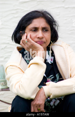 Ost-indischen Frau Alter 60 tief in Gedanken. St Paul Minnesota USA Stockfoto