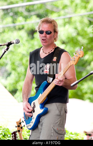 Bassist Nate Edwards der Onkel Stück Band. Große alte Tag St. Paul Minnesota USA Stockfoto