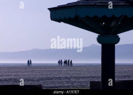 Fernen Figuren zu Fuß über Venice Beach, Kalifornien mit dem Nebel Rollen. Stockfoto