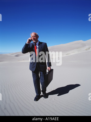 Geschäftsmann in Wüste Stockfoto