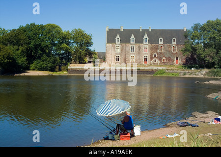 Mann angeln in Vivian's Lake, comper Schloss, Bretagne, Frankreich Europa Stockfoto