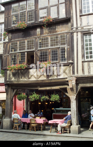 Fachwerkhaus und Pfannkuchenrestaurant "Place des Merciers", Dinan, Bretagne, Frankreich, Europa Stockfoto